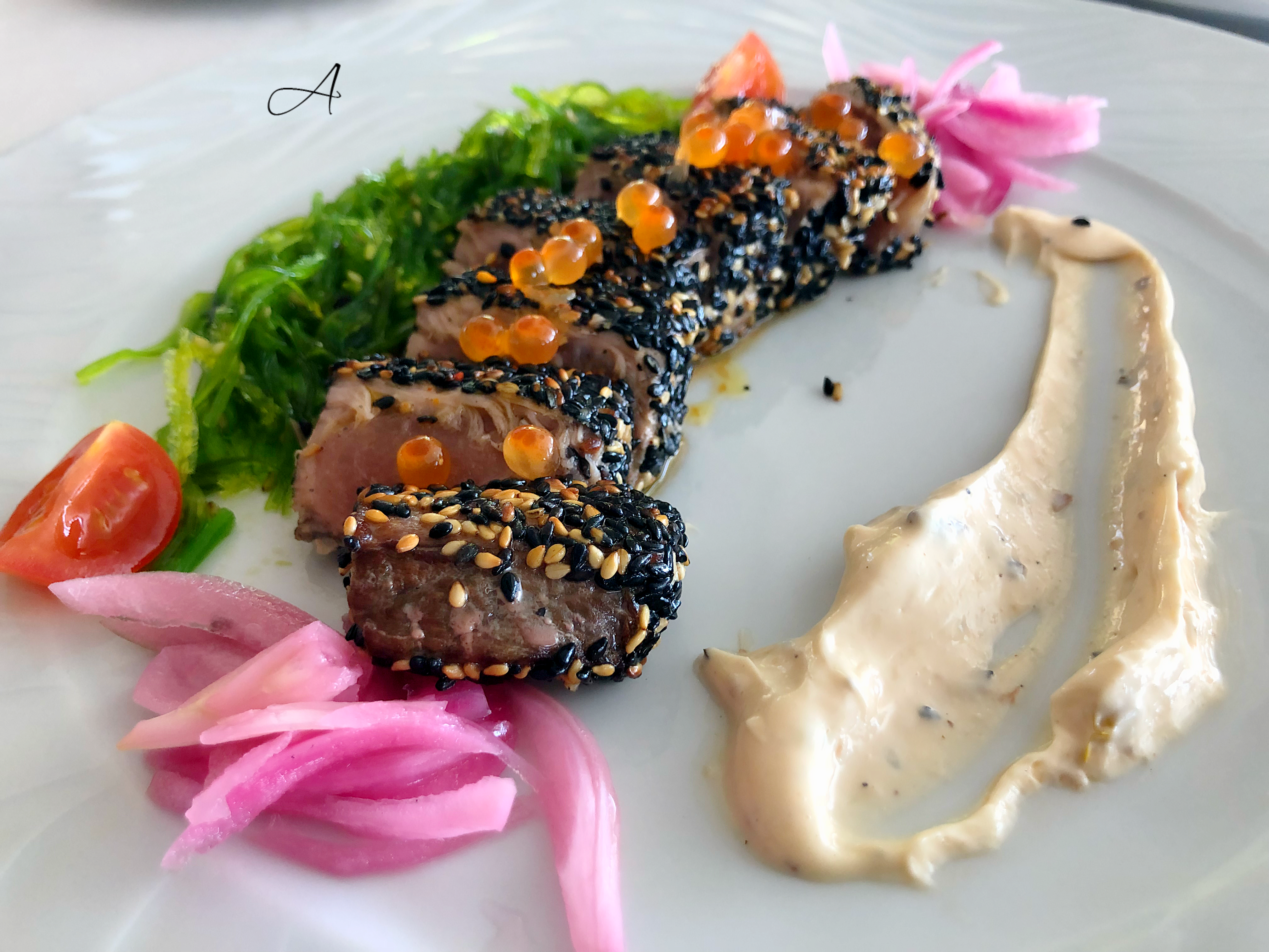 Tataki de atún rojo con aguacate, ensalada y tostas crujientes