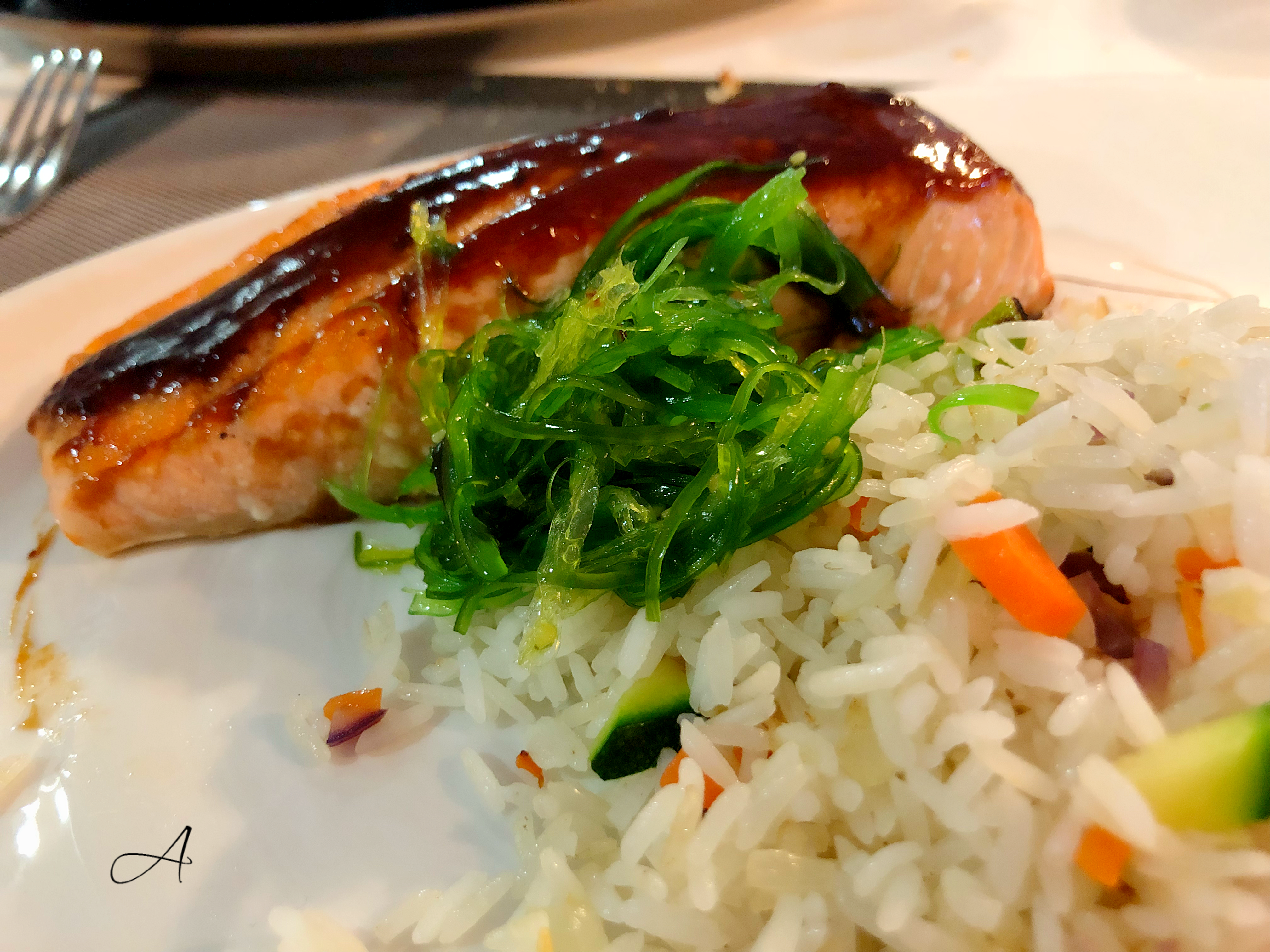 Lomo de salmón con salsa de soja, wakame y arroz