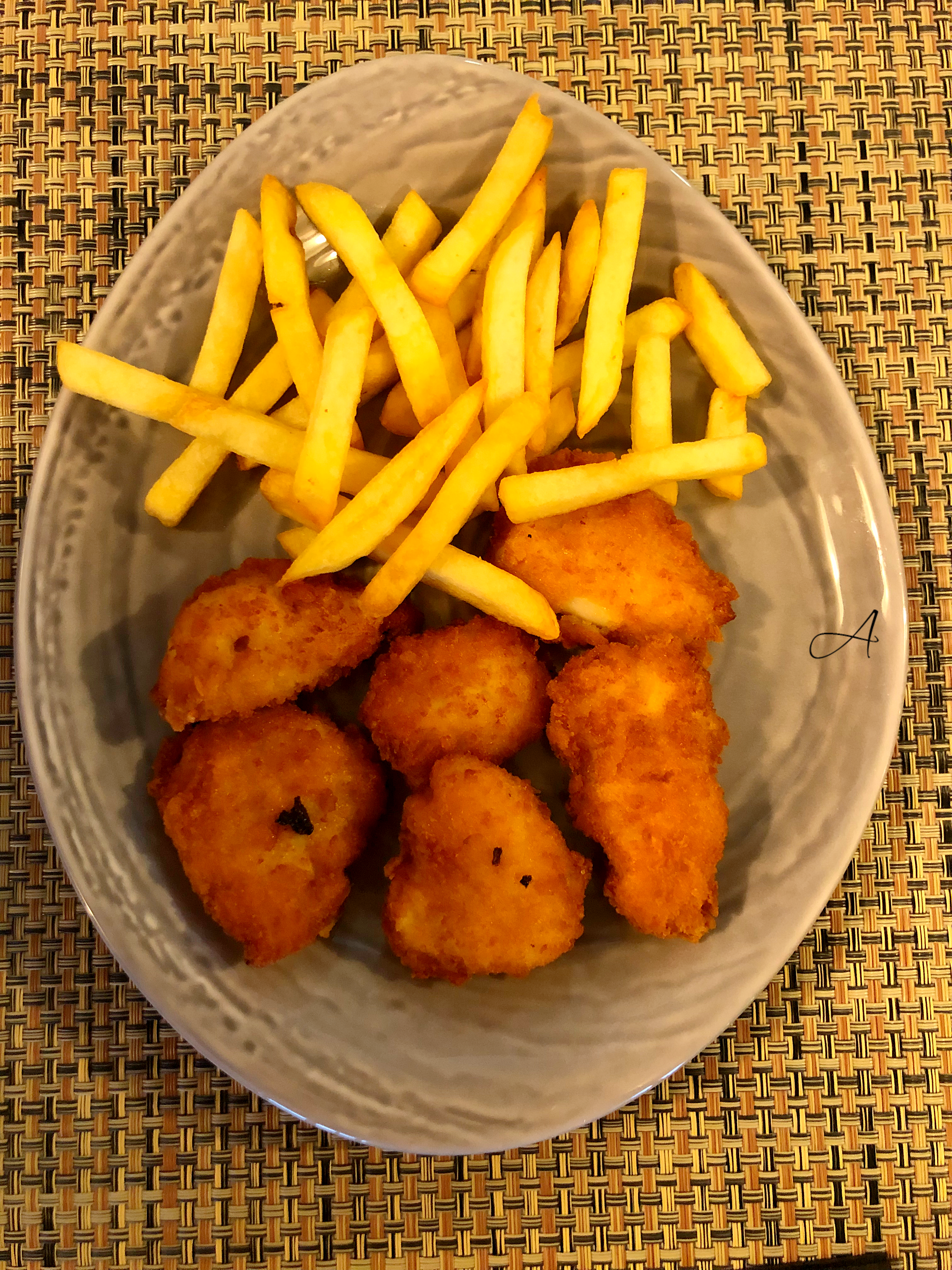 Nuggets de pollo con patatas