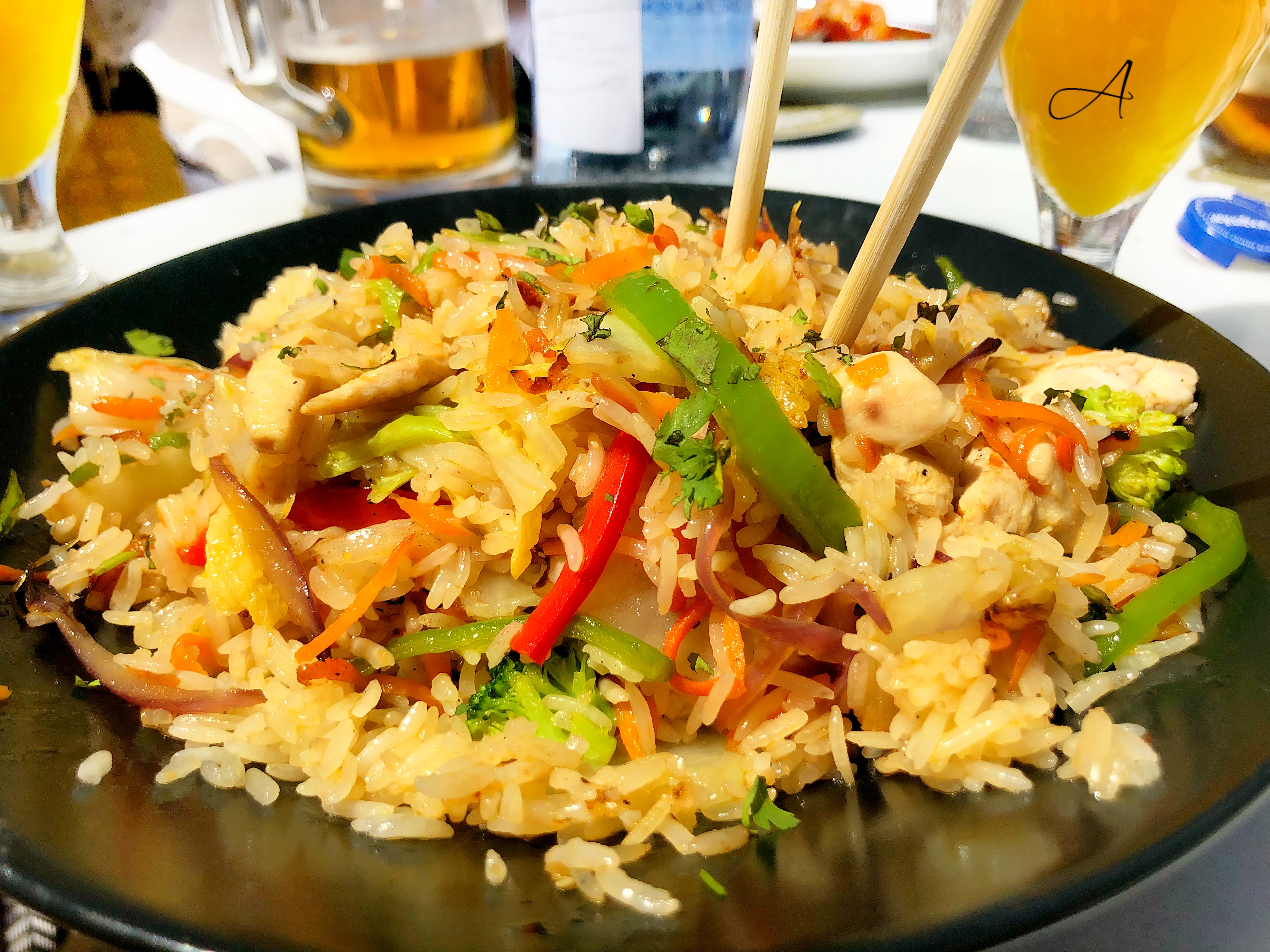Wok de arroz de pollo y verduras