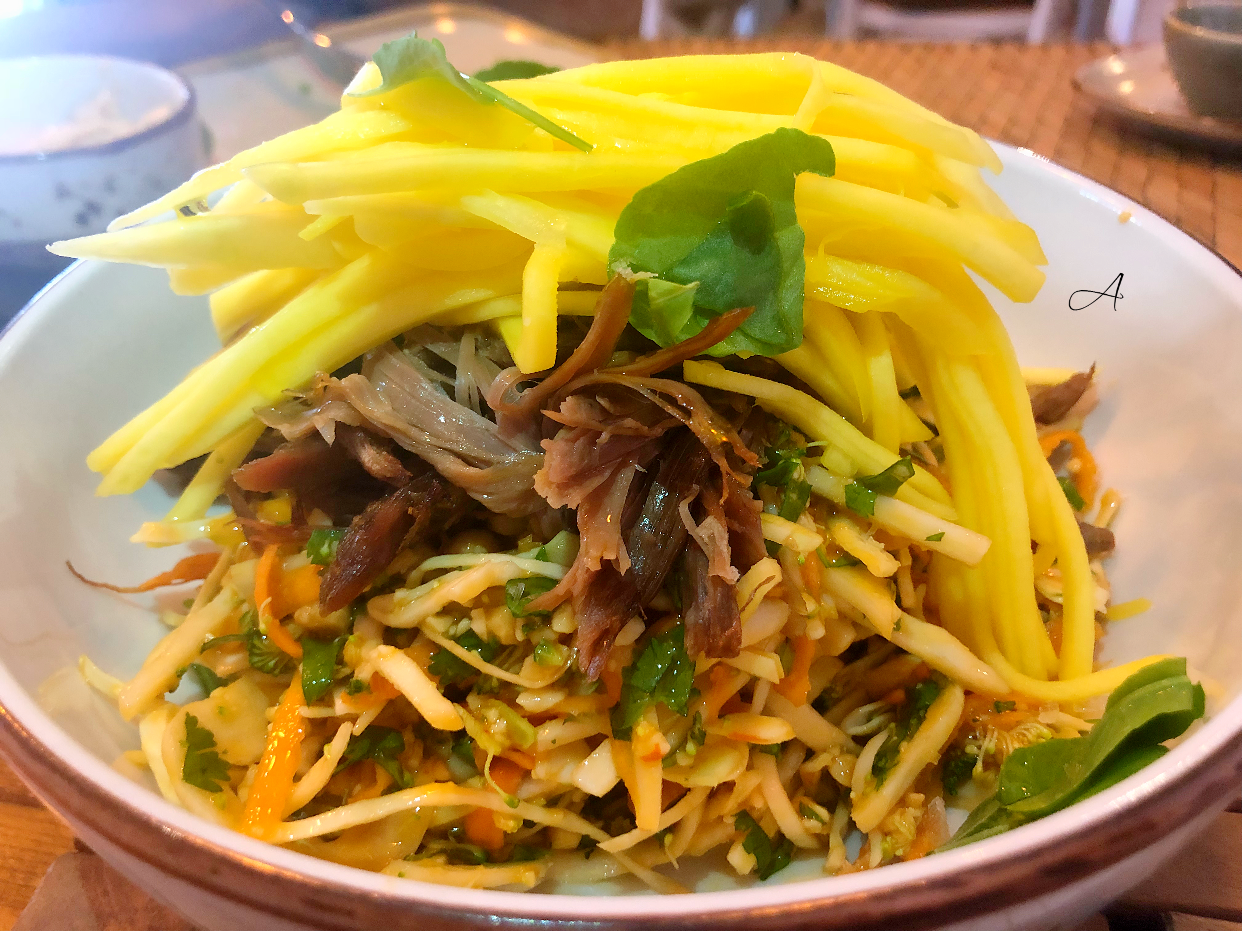 Ensalada tailandesa con mango verde, cacahuete y pato crujiente