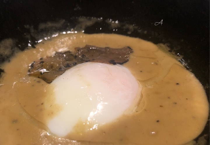 Huevo a baja temperatura con salsa de foie y trufa de verano